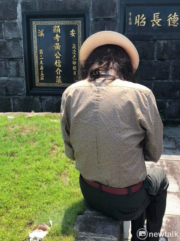 今日為民進黨前主席黃信介90歲冥誕，民進黨前主席施明德今日赴黃信介墓前祭拜。   圖：翻攝施明德臉書