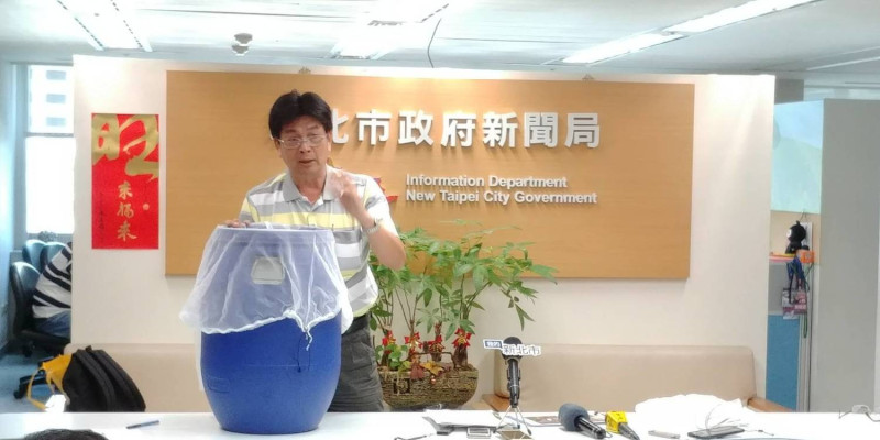 台北市立大學地球環境暨生物資源學系副教授黃基森，提醒「機農園恰好是白線斑蚊最喜歡的環境」，並示範如何生態防蚊。   圖：新北市衛生局提供