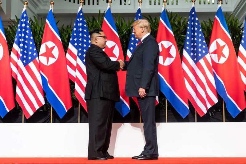 美國總統川普（右）表示與朝鮮領導人金正恩私人關係良好，可能二度川金會。   圖：翻攝美國白宮臉書