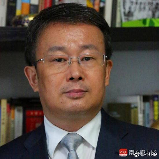 項立剛星期一接受中國媒體採訪回應發微博的原因，不過仍不忘堅持他一直以來的「大部分網民都是豬」的所謂「名言」。   圖：翻攝自微博