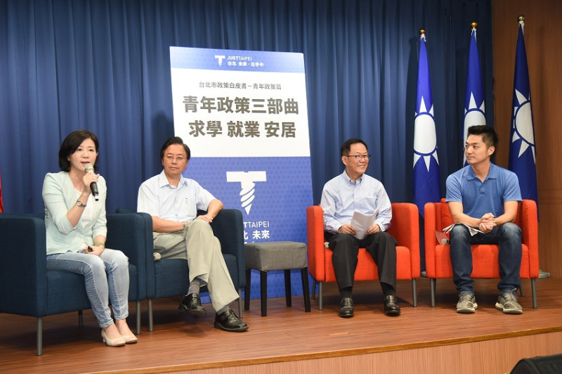 台北市長參選人丁守中（右二）今天公布台北市政白皮書―青年政策篇。   圖：趙婉淳／攝