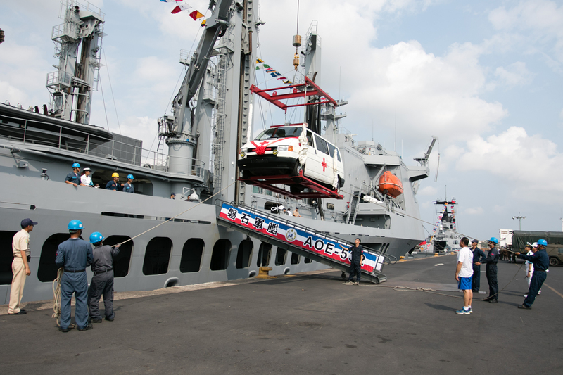 外交部宣布與中美洲邦交國薩爾瓦多斷交，海軍敦睦艦隊107年6月才訪問薩爾瓦多，並捐贈救護車等醫療設備。圖為官兵協助吊掛救護車。   圖 : 軍聞社/提供