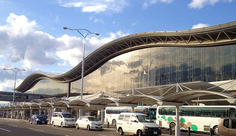 日本仙台機場針對離境旅客發出最新通告，凡是在今年9月28日起由仙台機場離境的國際航班旅客，將必須繳付旅客服務設施費以及旅客服務及維安費。   圖：翻攝自維基百科