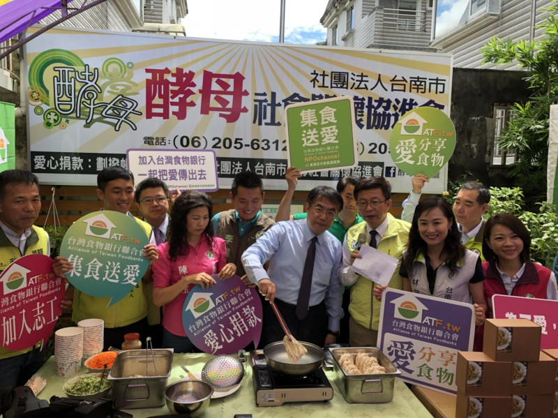 黃偉哲強調，公益捐贈是透過「台灣食物銀行聯合會」媒合，希望社會大眾可以多認識食物銀行，將食物資源做更有效果的分配。   圖：黃博郎/攝