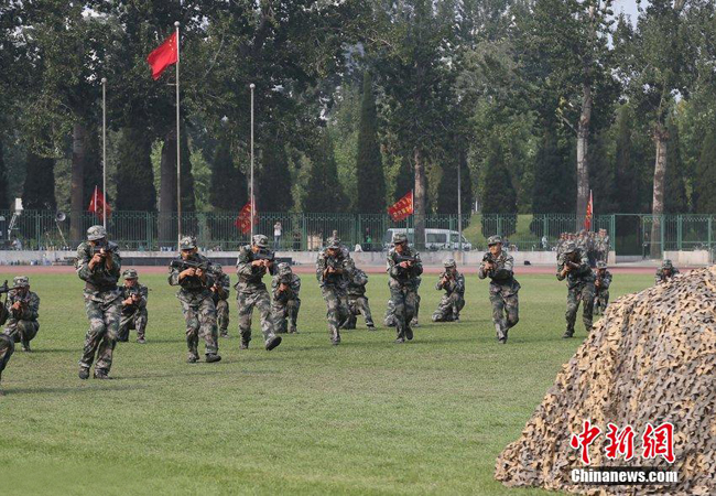 北京清華大學的軍訓包含了戰術演練項目。   圖 : 翻攝自中新網