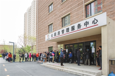 北京的房租飆漲，造成公租房的辦公室前大排長龍。   圖 : 翻攝自Xinhuanet.com