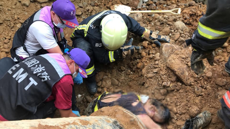消防人員當時跟時間賽跑搶救遭土石掩埋的施工人員，3位工作人員被救出時呈現OHCA。   圖:桃園市政府消防局/提供
