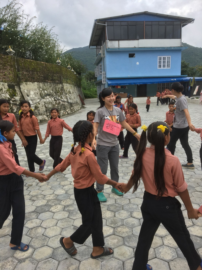 國際志工團與孩童相處融洽。   圖：尼泊爾靈鷲山慈善基金會/提供