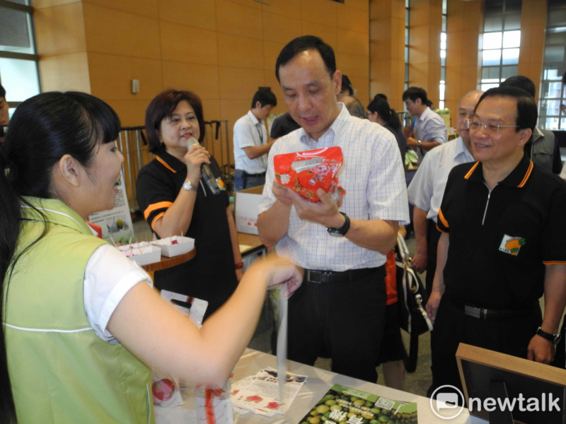 新北果菜公司首度舉辦「有機蔬果媒合發表會」，市長朱立倫由董事長廖榮清 (右)、總經理江惠貞 (左二)陪同，到各攤與通路商、有機農互動。   圖：王峻昌/攝                