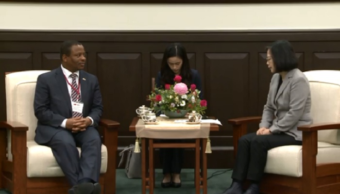 史瓦帝尼王國外交部長蓋米齊（左）表示，史瓦帝尼對台灣的忠誠不會改變。圖為2017年總統蔡英文（右）在總統府接見蓋米齊畫面。   圖：翻攝YouTube