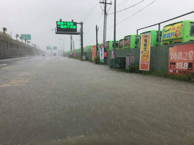 台南豪雨成災，馬路上有明顯積水。   圖：翻攝王定宇臉書