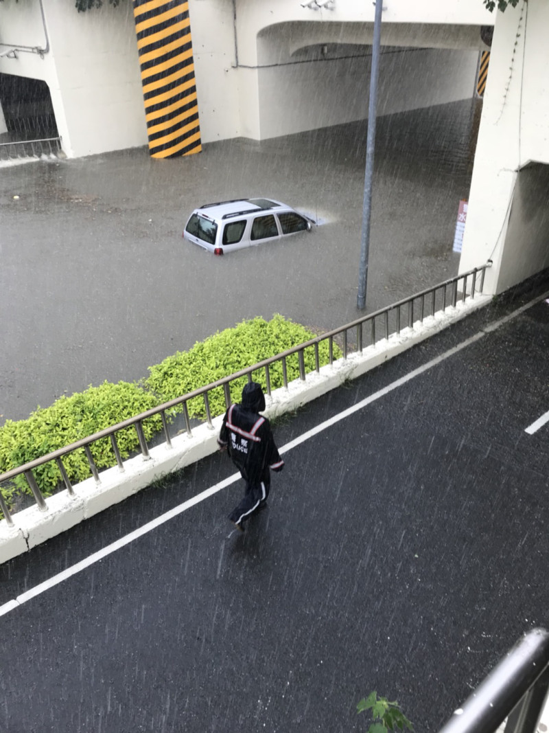 台南小東路地下道水位高至淹沒車輛。   圖：爆廢公社