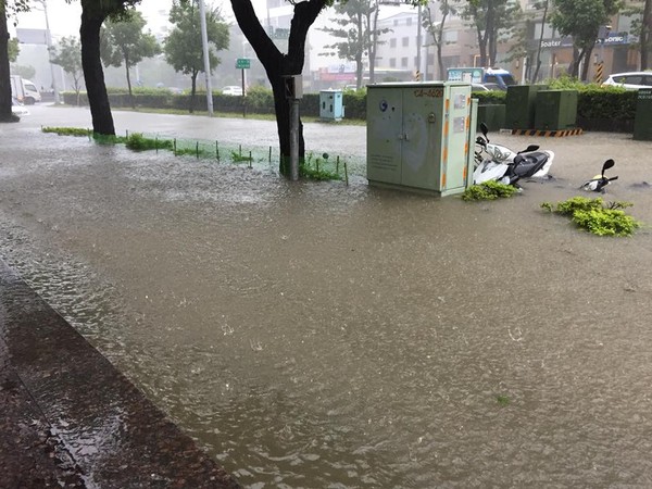高雄市及台南市因豪雨積水成災，為避免校園潛在危險，今(23)日下午一共9校個別停班停課。   圖 : 臉書爆料公社