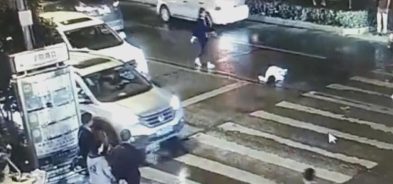 中國一名女子在過馬路的時後遭到車撞，但卻沒有人願意伸出援手。   圖：翻攝畫面