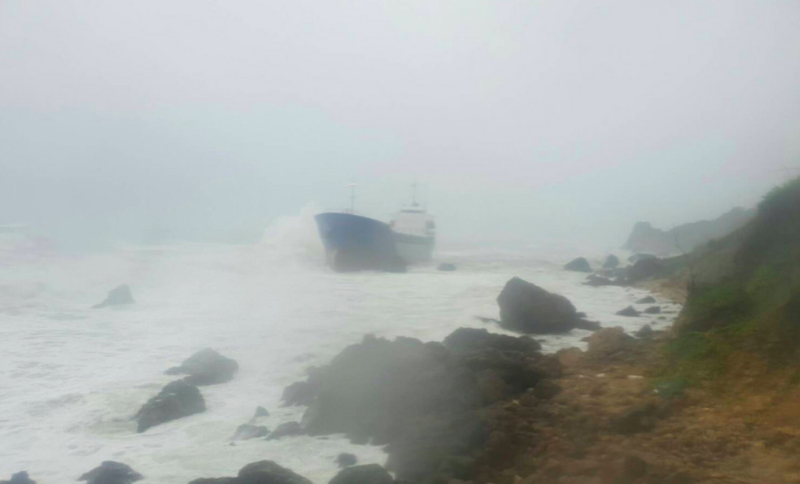 由於南部強風暴雨，高雄今(23)日有5艘貨輪在外海擱淺待救。   圖：海巡／提供