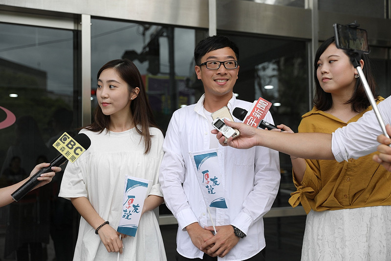張珀源說，團隊成立至今，陸陸續續加入年輕夥伴，侯友宜很願意給年輕人機會，所以今天派他和蔡畹鎣來領表。   圖：侯友宜競選辦公室／提供