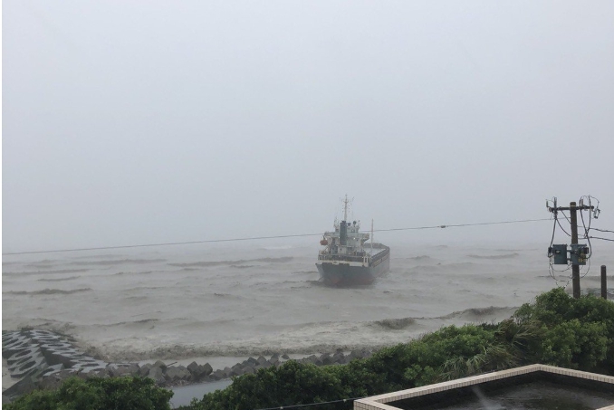 巴拿馬籍無限2號貨櫃輪，擱淺二仁溪出海口，目前因風雨過大，消防人員只能再岸邊觀望。   圖：海巡署南區分署提供