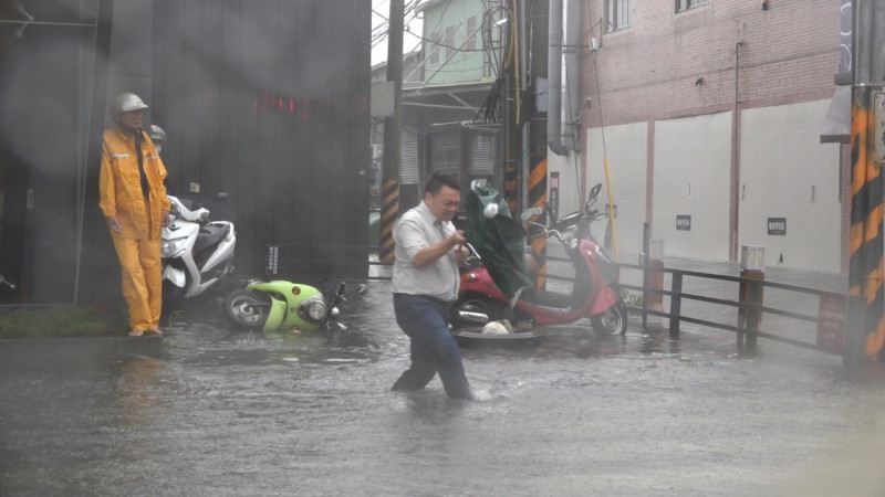高思博視察台南淹水情況，並痛批賴清德治水失敗。   圖：高思博競選總部/提供