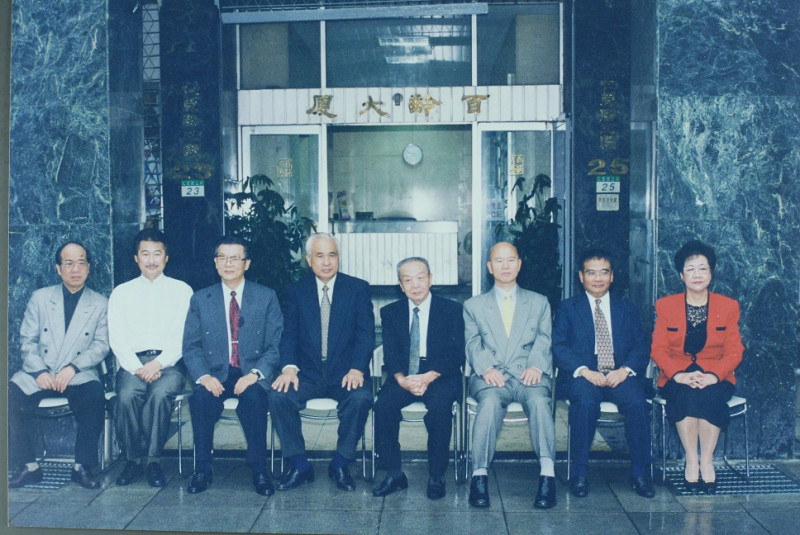 1999年11月18日黃信介與美麗島雜誌社同志重返台北市仁愛路雜誌社舊址合影。兩周後，黃信介就過世了。   圖：邱萬興/提供