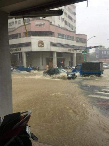 高雄市區昨(23)日累積雨量驚人，造成淹水。   圖／國民黨高雄市黨部/提供