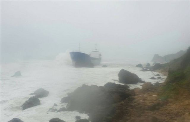 高雄港傳出有5艘外籍貨輪擱淺，由於海象不佳，搜救困難。   圖 : 海巡署/提供