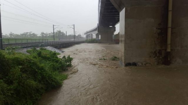 台鐵因橋頭至岡山間的牛埔溪橋水位超過警戒，目前暫時雙線不通。   圖：高雄市政府/提供