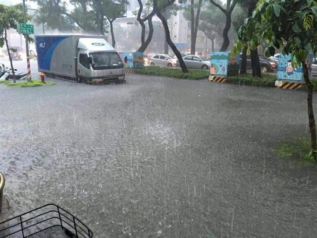 豪大雨造成災情，駕駛交通難行。   圖／國民黨高雄市黨部/提供