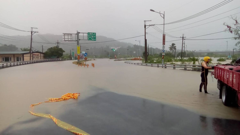 南部豪雨，許多道路都變成了河流。   圖 : 翻攝自網路
