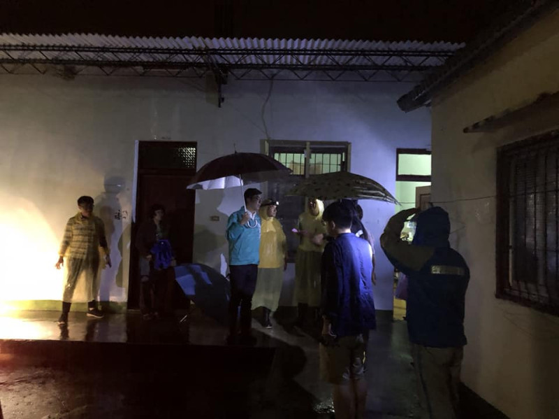 陳其邁探望當地居民並了解雨災及農損情形。   圖：陳其邁競選辦公室／提供