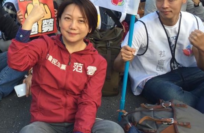 社民黨台北市長參選人范雲23日晚間在臉書宣布退出台北市長選舉。   圖：翻攝范雲臉書