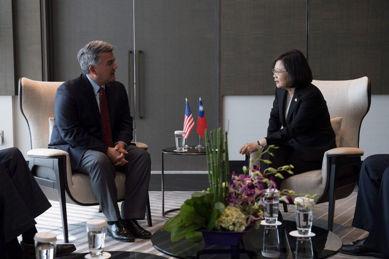 美國會參議院外交委員會亞洲小組委員會主席賈德納（左）14日會晤過境美國的蔡英文總統，2人就支持台灣交換意見。   圖：翻攝蔡英文推特