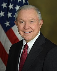 特別檢察官穆勒（Robert Mueller）正調查川普競選團隊被控私通俄羅斯一案，以及川普涉嫌妨礙司法公正的問題，白宮遭受的壓力日增。川普對於他欽點出掌司法部的塞申斯非常不滿，時常加以抨擊，施壓要求塞申斯設法終結相關調查。   圖：翻攝自維基百科
