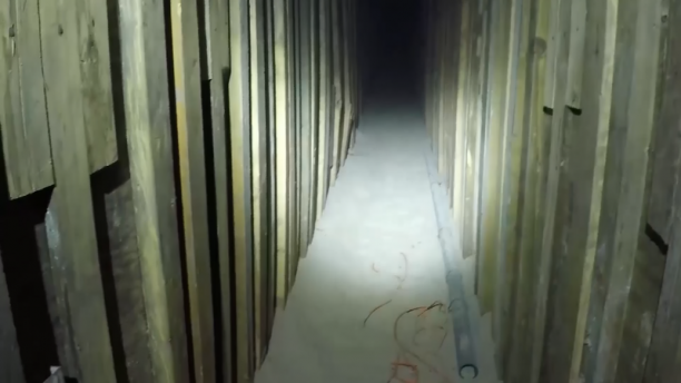 美墨邊境藏在停業肯德基地底下的運毒秘道，長約180公尺。   圖：翻攝美國國土安全部