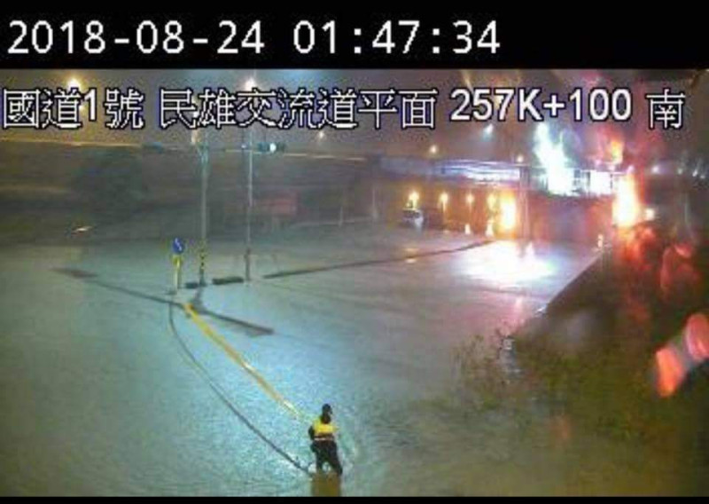 國道一號民雄交流道附近淹水嚴重，警方拉起封鎖線封閉道路。   圖：讀者阿志/提供