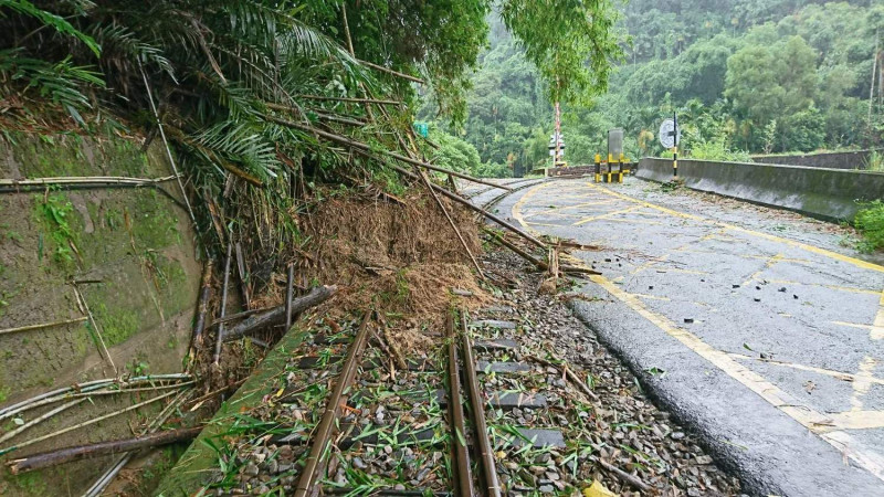 阿里山鐵道竹崎路段土石崩塌，覆蓋鐵道。   圖：阿里山森林鐵路管理處/提供