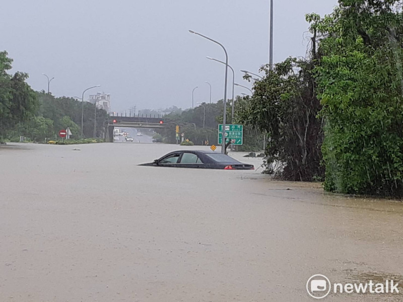 嘉義縣永欽二號橋附近淹水，一輛汽車泡在水中，引發網路口水戰。   圖：蔡坤龍/攝