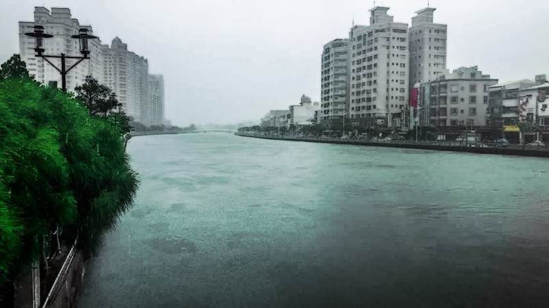 「台南諸事會社」社團今早有民眾拍到安平運河溢滿，水位已滿出來至人行步道。   圖：翻攝自台南諸事會社臉書