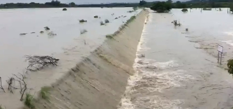 豪雨不斷，中南部不斷有災情傳出，許多地方都被水淹。   圖：翻攝影片