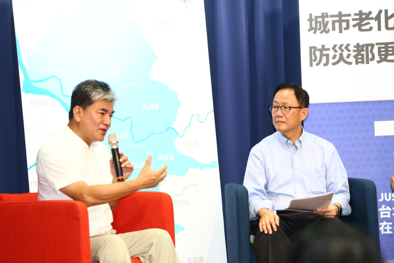 前內政部長李鴻源認為要解決台灣水患問題，政府的運作方式要改變，必須透過團隊合作，而非單靠某一單位就能解決。    圖：丁守中競選辦公室／提供