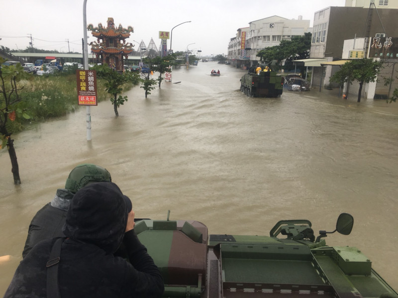 嘉義縣沿海地帶淹水嚴重，軍方出動裝甲車支援救災。