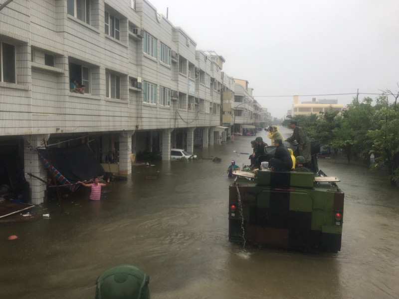 嘉義縣沿海地帶淹水嚴重，受災民眾向經過的裝甲車求助。