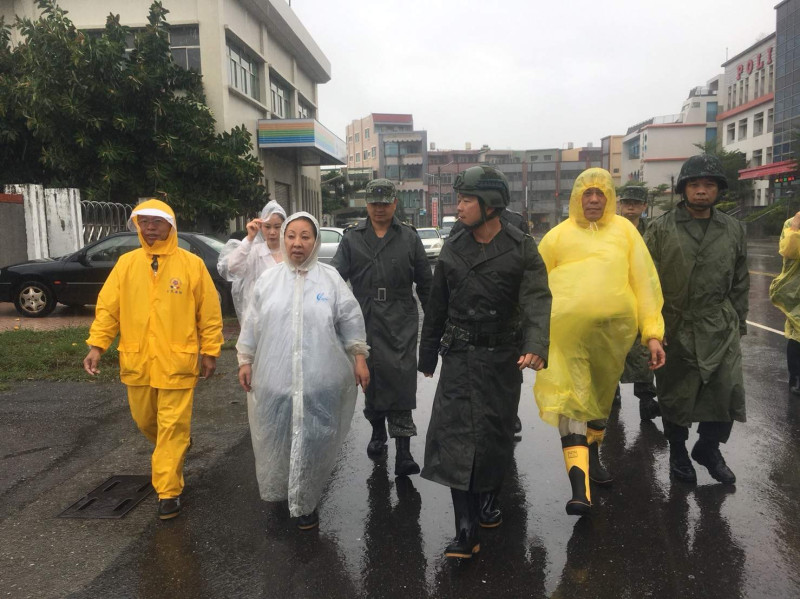 嘉義縣長張花冠與軍方等救災人員深入災區搶救。
   圖：嘉義縣政府/提供