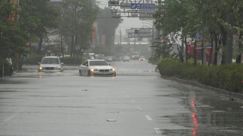 熱帶性低氣壓帶來豪雨，台南地區暴雨不斷，到處都出現淹水災情，台南三分之三行政區都列為一級淹水警戒區。   圖：黃博郎/攝