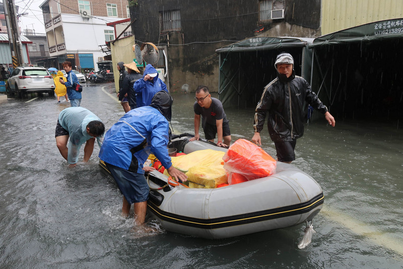 區公所今天以橡皮艇載運900多個便當發放，解決居民吃的問題。
   圖：中央社