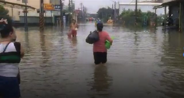 高雄岡山地區積水嚴重。 圖:翻攝自網路