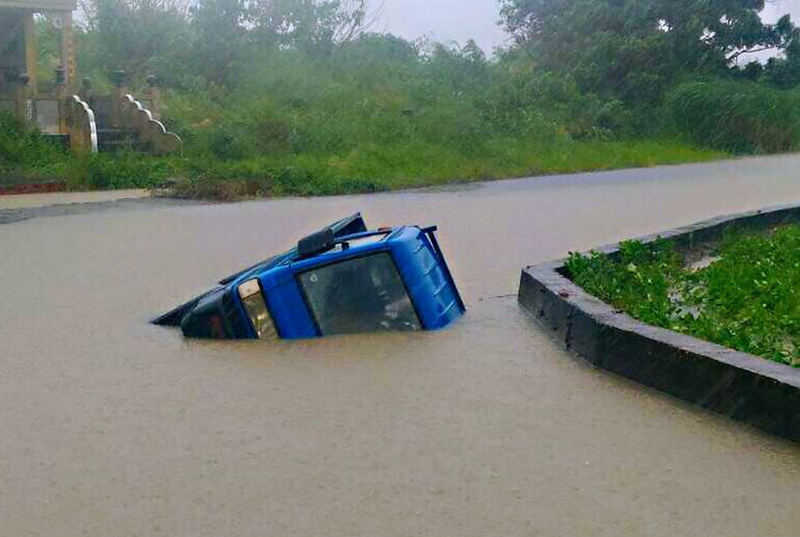 中南部各縣市淹水嚴重，雲林北港好收里公墓產業道路積水嚴重，24日一輛貨車甚至被大水捲走，所幸車主已自行爬出。   圖：北港警分局/提供