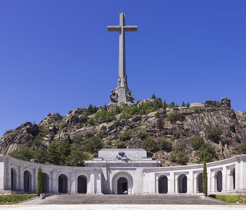 西班牙獨裁者佛朗哥被埋葬在烈士谷大教堂的紀念碑下。      圖：翻攝維基百科