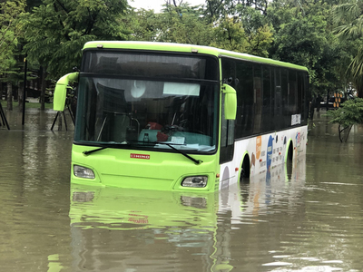 行經新港鄉的嘉義縣公車拋錨在淹水的道路中。   圖/中央社