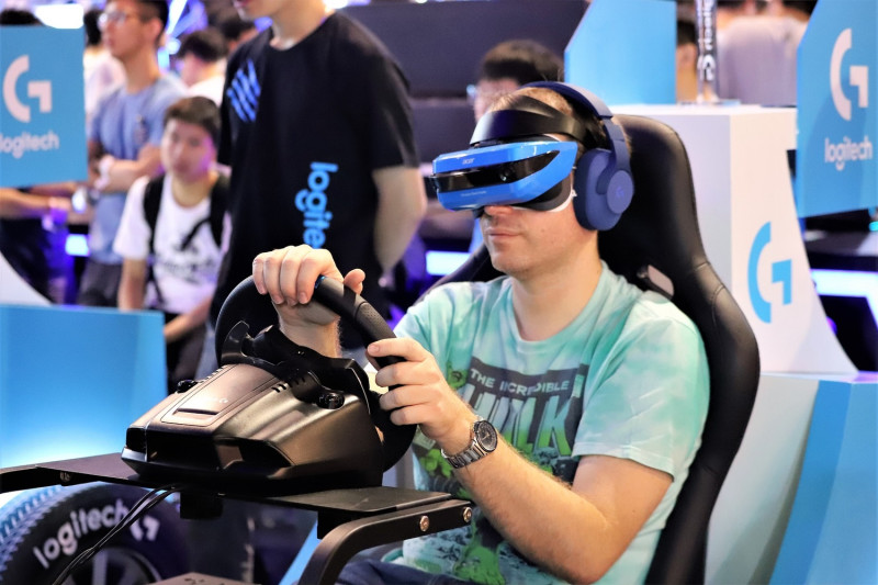 VR賽車讓現場大排長龍，許多玩家想要一「玩」為快。