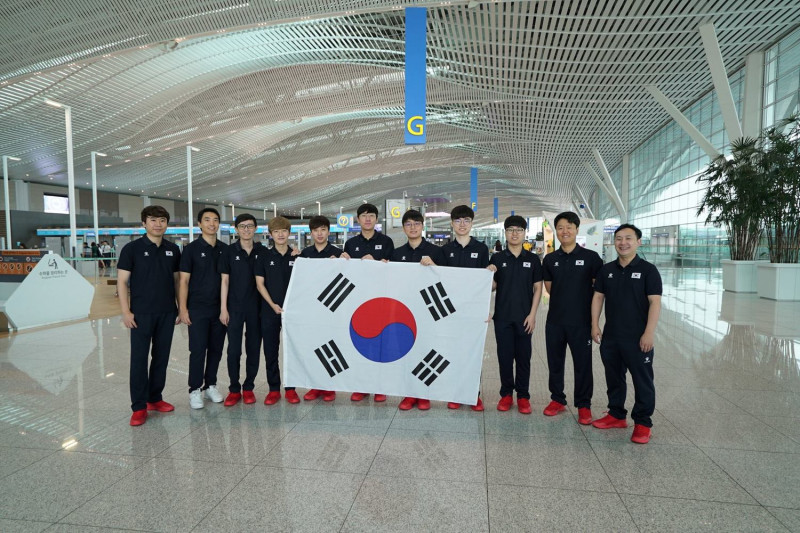 南韓《英雄聯盟》國家代表隊昨天前往雅加達。   圖：翻攝KeSPA臉書